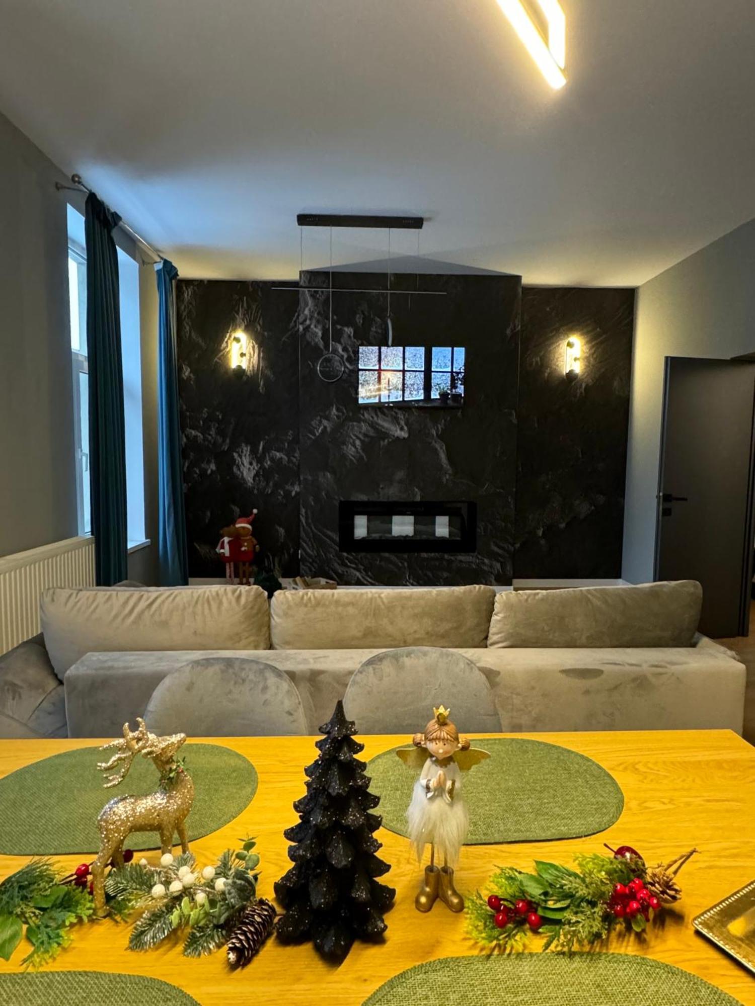 Lv Luxury Apart - One Minute Away From Train Station Predeal Exterior foto