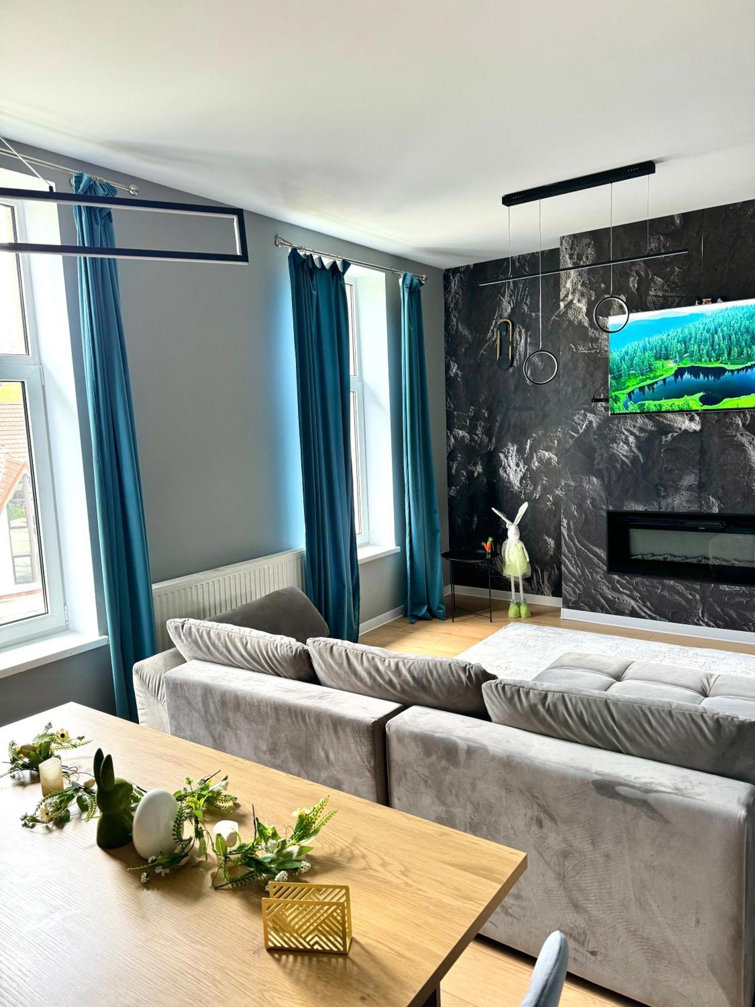 Lv Luxury Apart - One Minute Away From Train Station Predeal Exterior foto